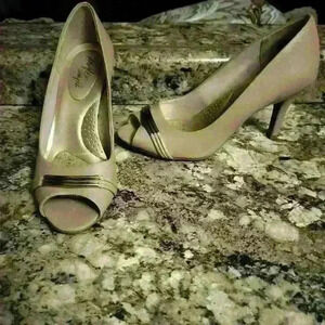 Delflex comfort beige and gold women's high heel pumps size 9 and 1/2